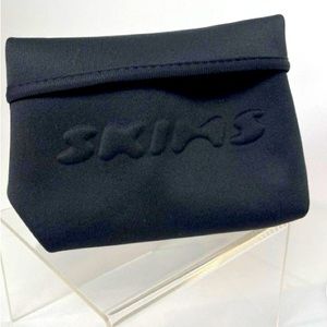 Skims small neoprene pouch